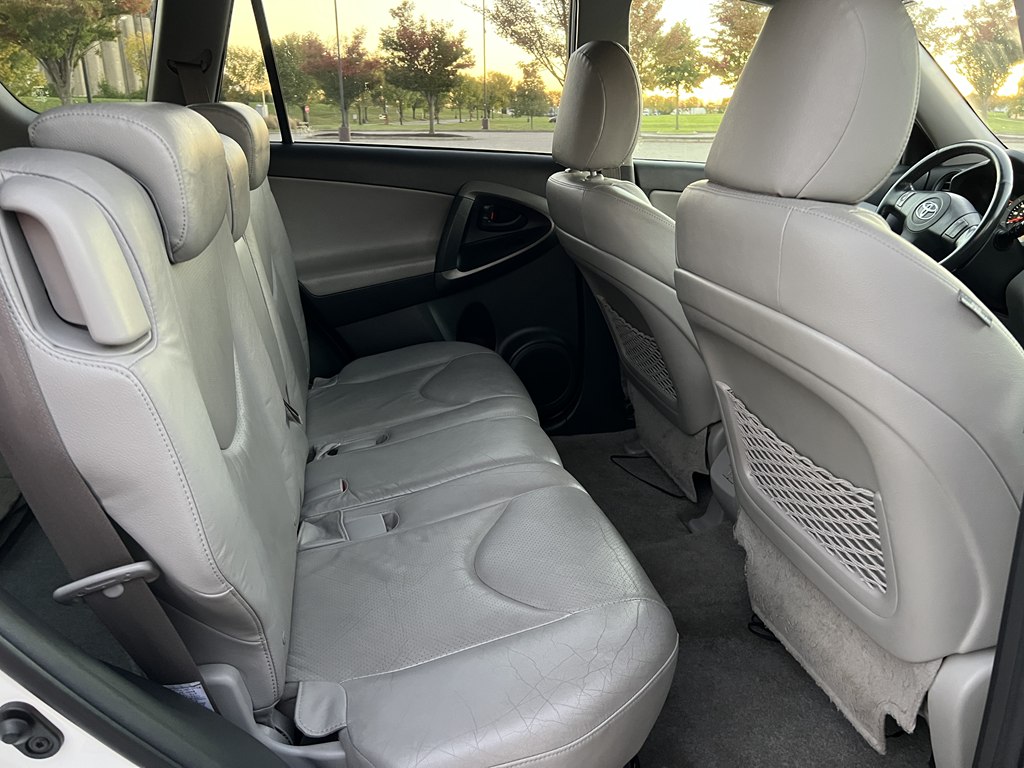 Photo 13 of this TOYOTA RAV4