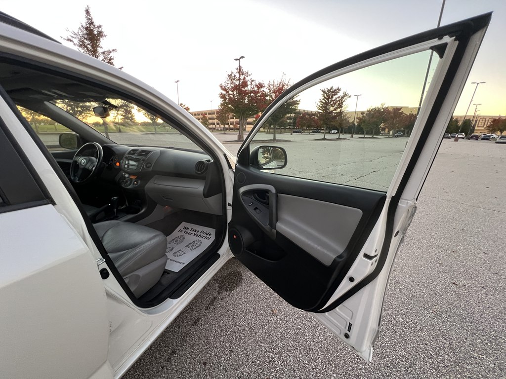 Photo 10 of this TOYOTA RAV4