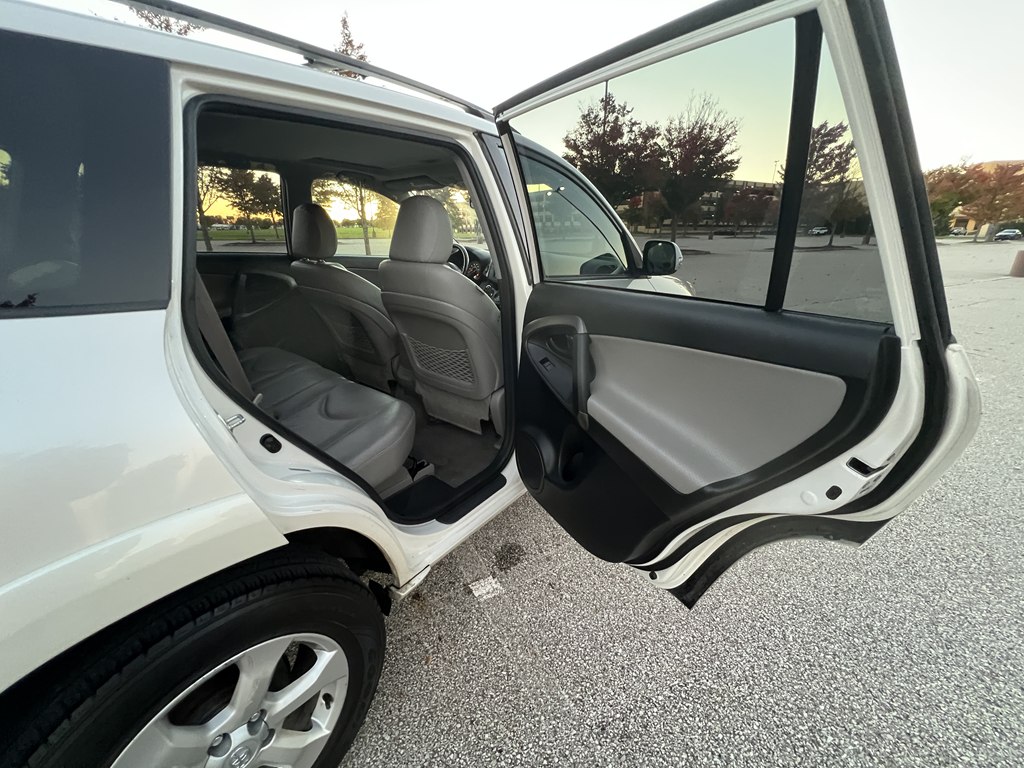 Photo 12 of this TOYOTA RAV4