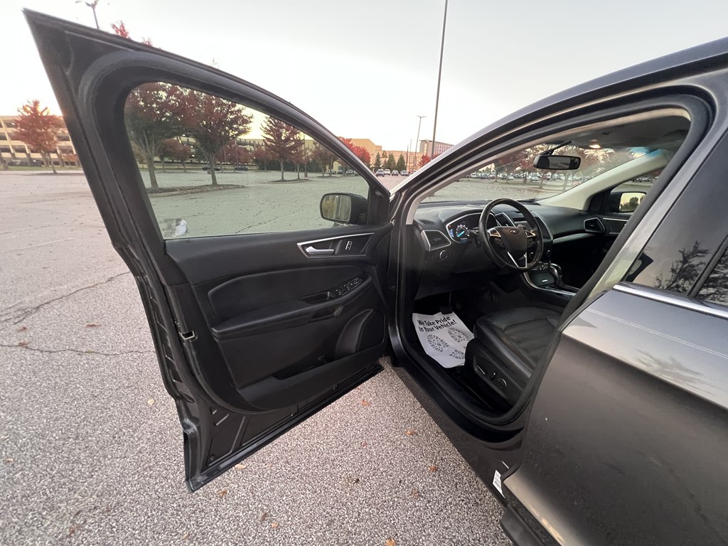 Photo 16 of this FORD EDGE