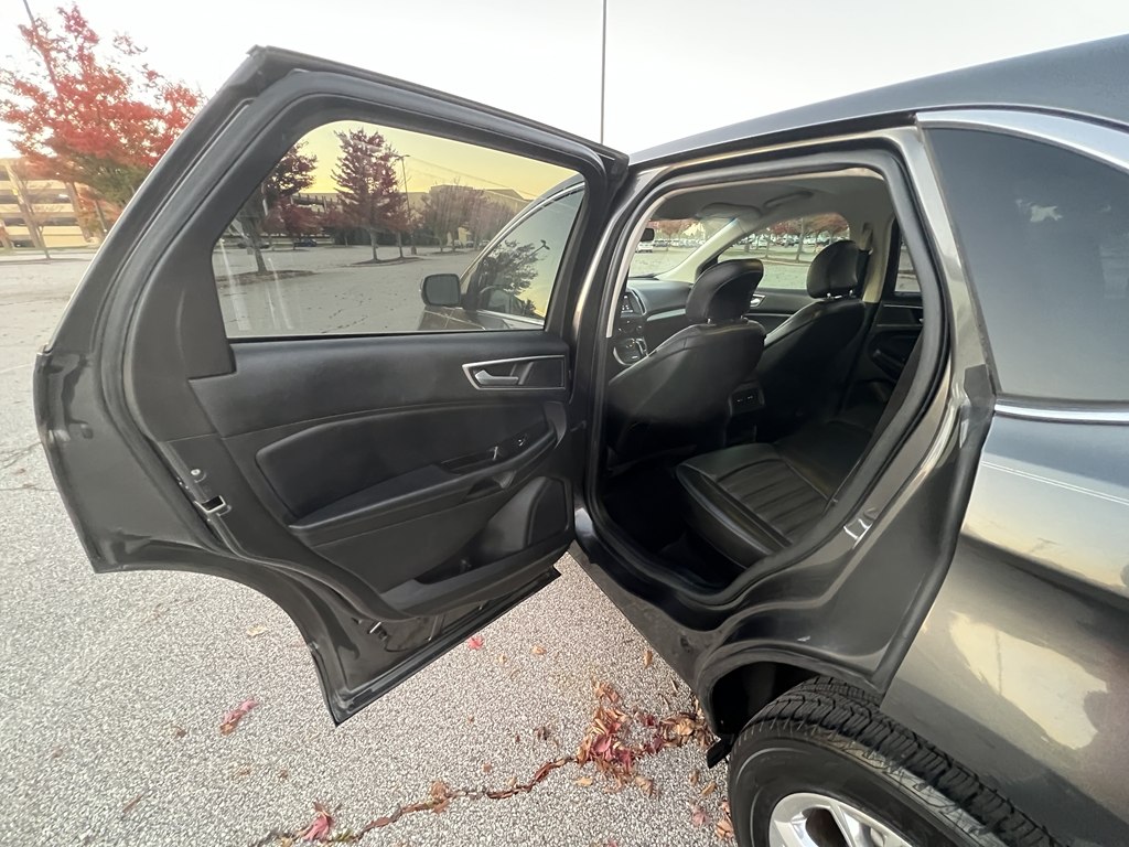 Photo 14 of this FORD EDGE