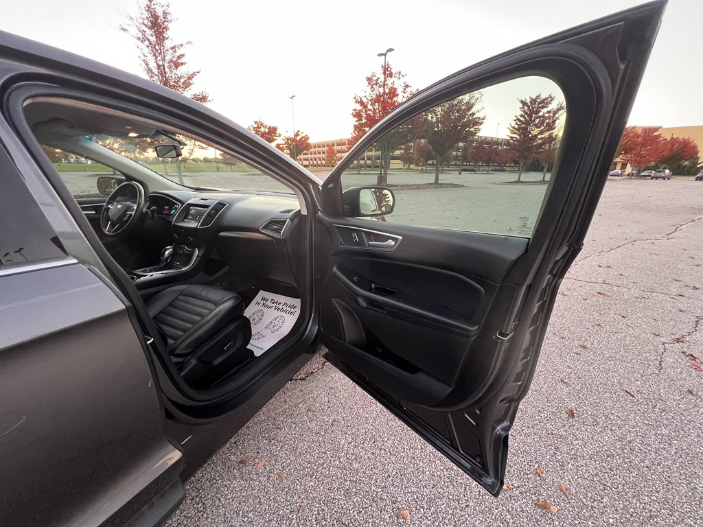 Photo 10 of this FORD EDGE