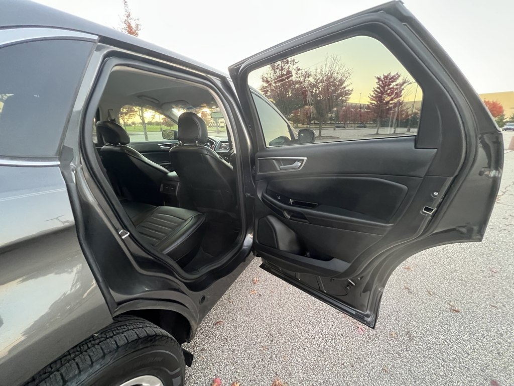 Photo 12 of this FORD EDGE