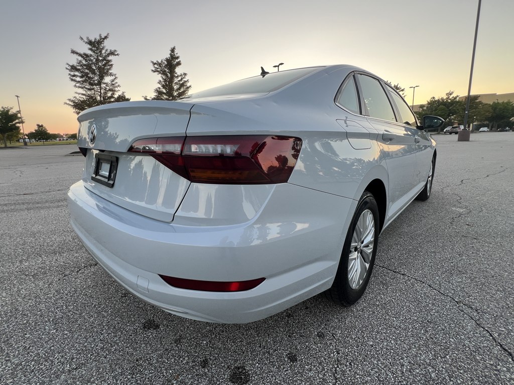 Photo 5 of this VOLKSWAGEN JETTA