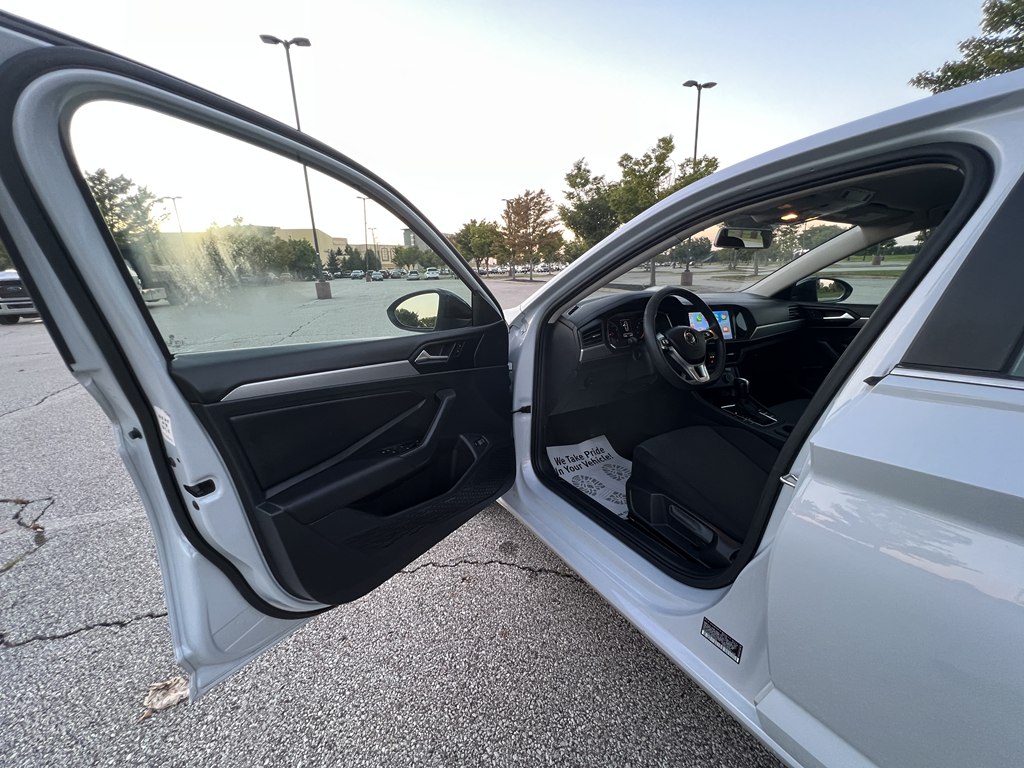 Photo 16 of this VOLKSWAGEN JETTA