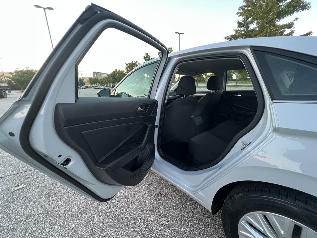 Photo 14 of this VOLKSWAGEN JETTA