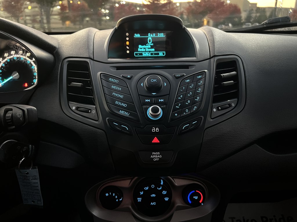 Photo 20 of this FORD FIESTA