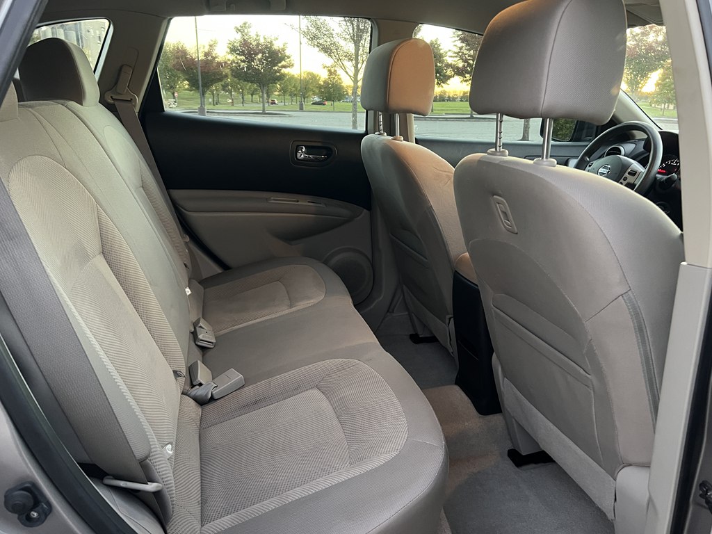 Photo 12 of this NISSAN ROGUE SELECT
