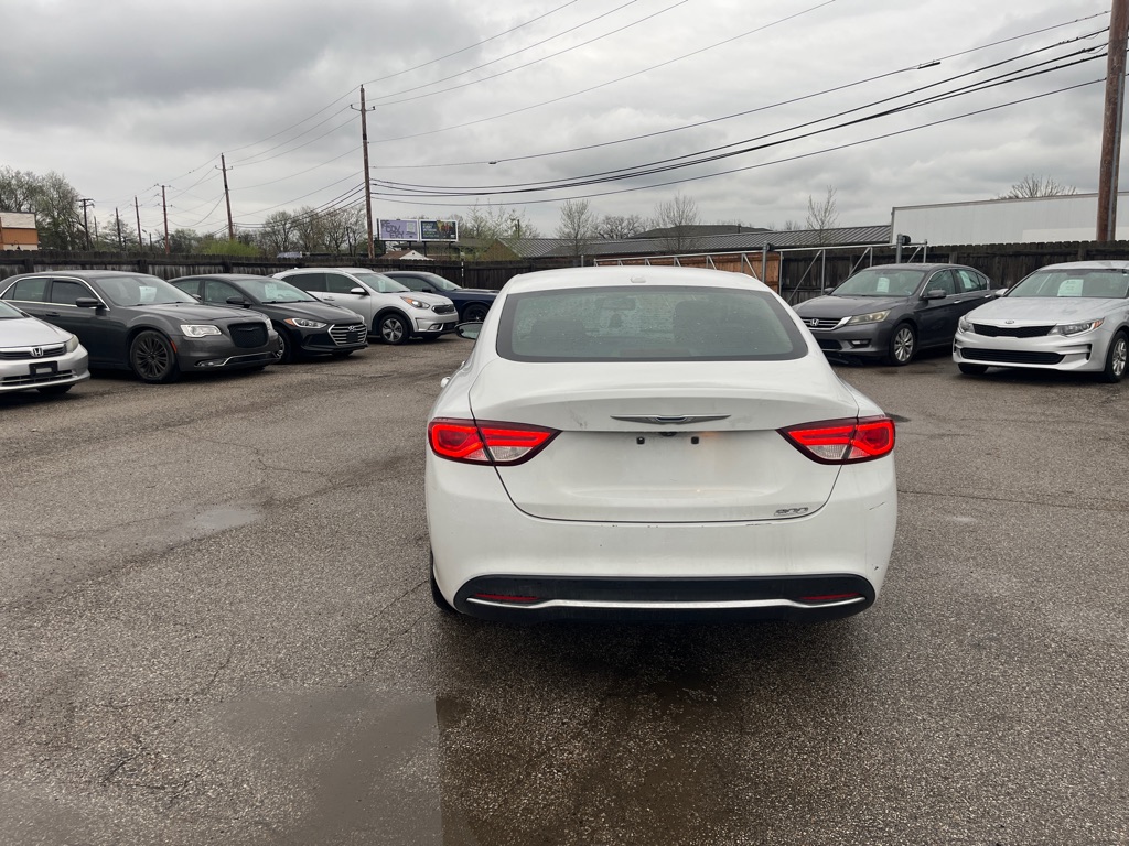 Photo 4 of this CHRYSLER 200