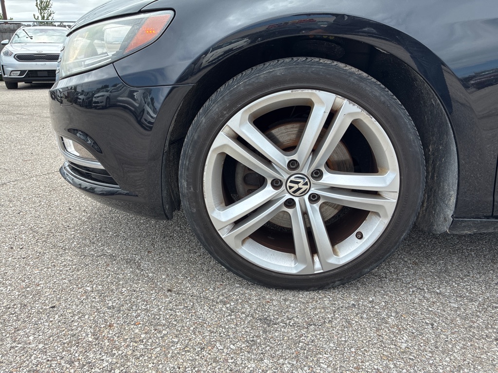 Photo 9 of this VOLKSWAGEN CC