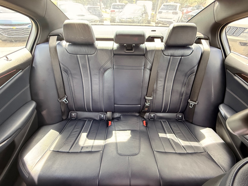 Photo 12 of this BMW 5 SERIES