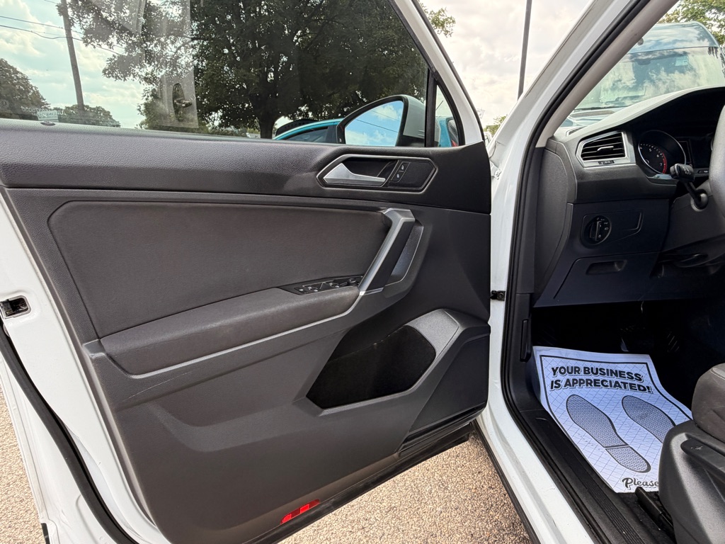 Photo 8 of this VOLKSWAGEN TIGUAN