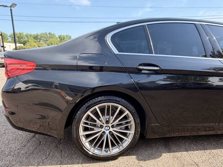 Photo 5 of this BMW 5 SERIES