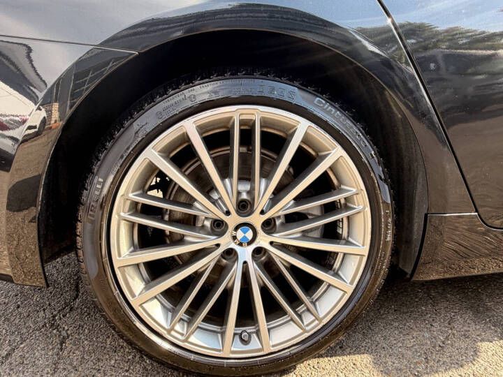 Photo 7 of this BMW 5 SERIES