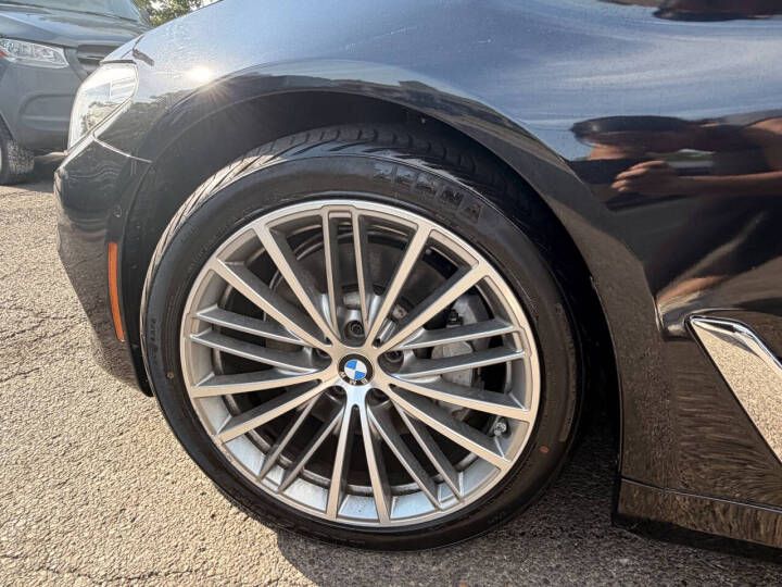 Photo 10 of this BMW 5 SERIES