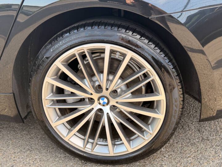 Photo 11 of this BMW 5 SERIES