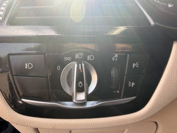 Photo 14 of this BMW 5 SERIES