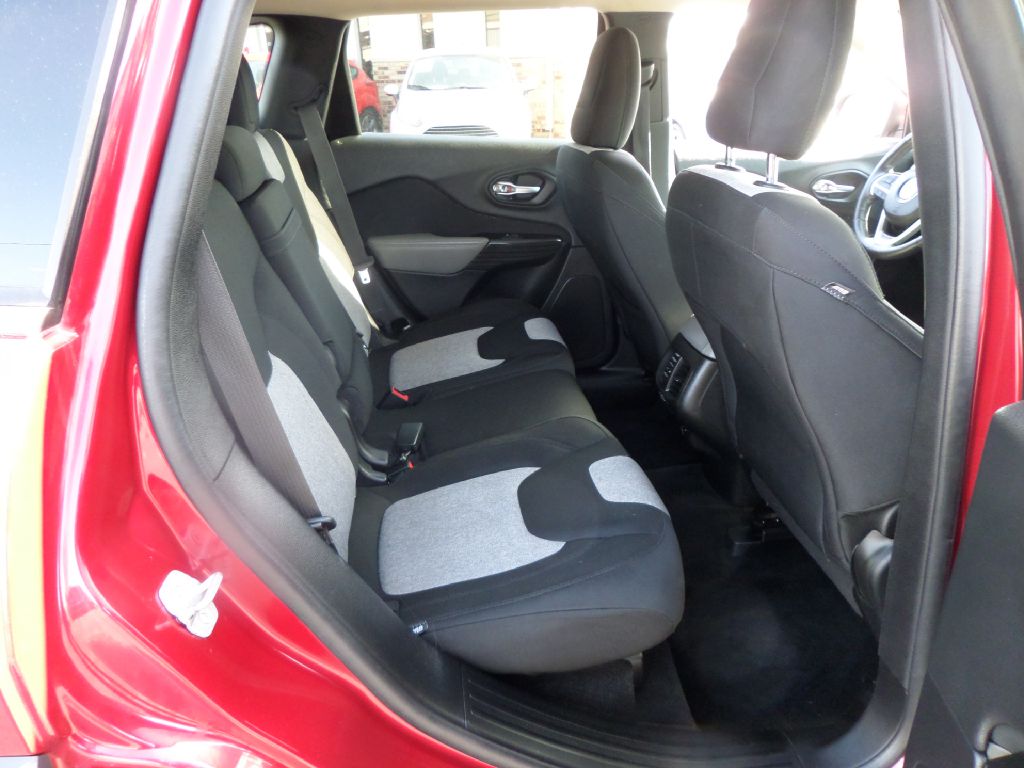 Photo 9 of this JEEP CHEROKEE