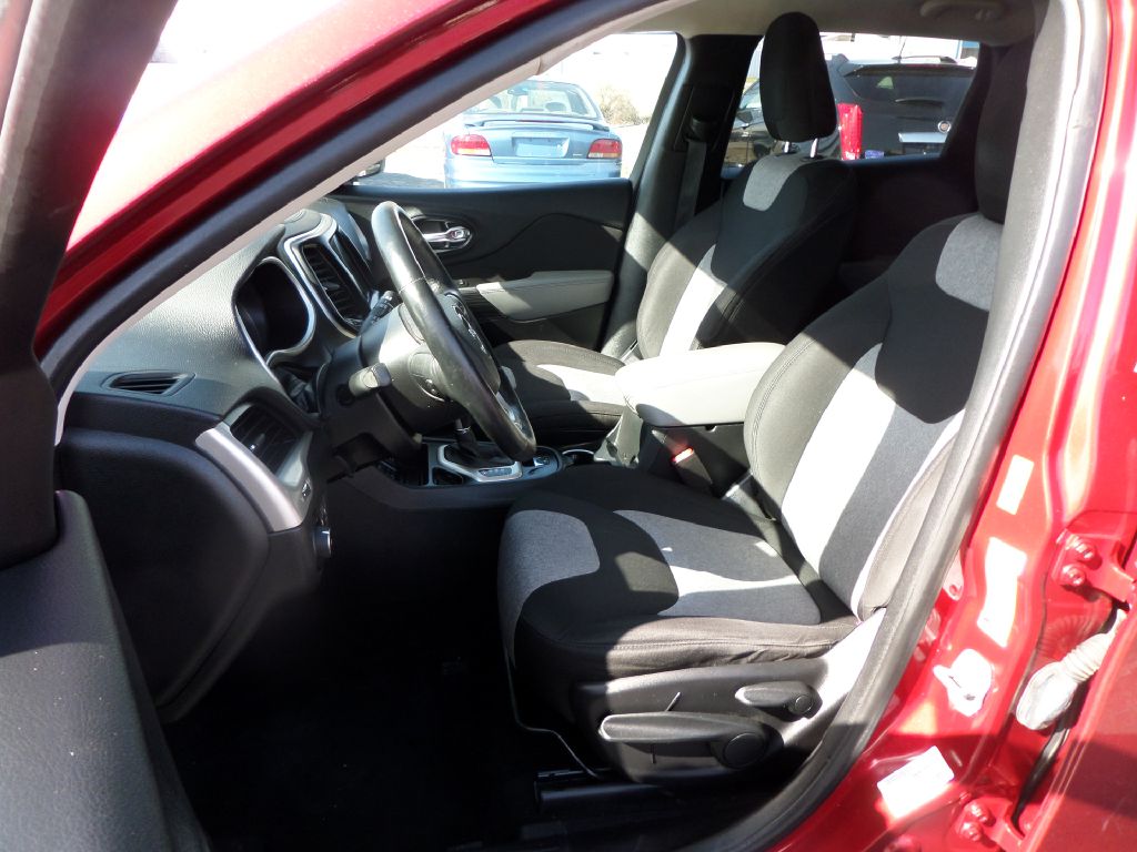 Photo 12 of this JEEP CHEROKEE