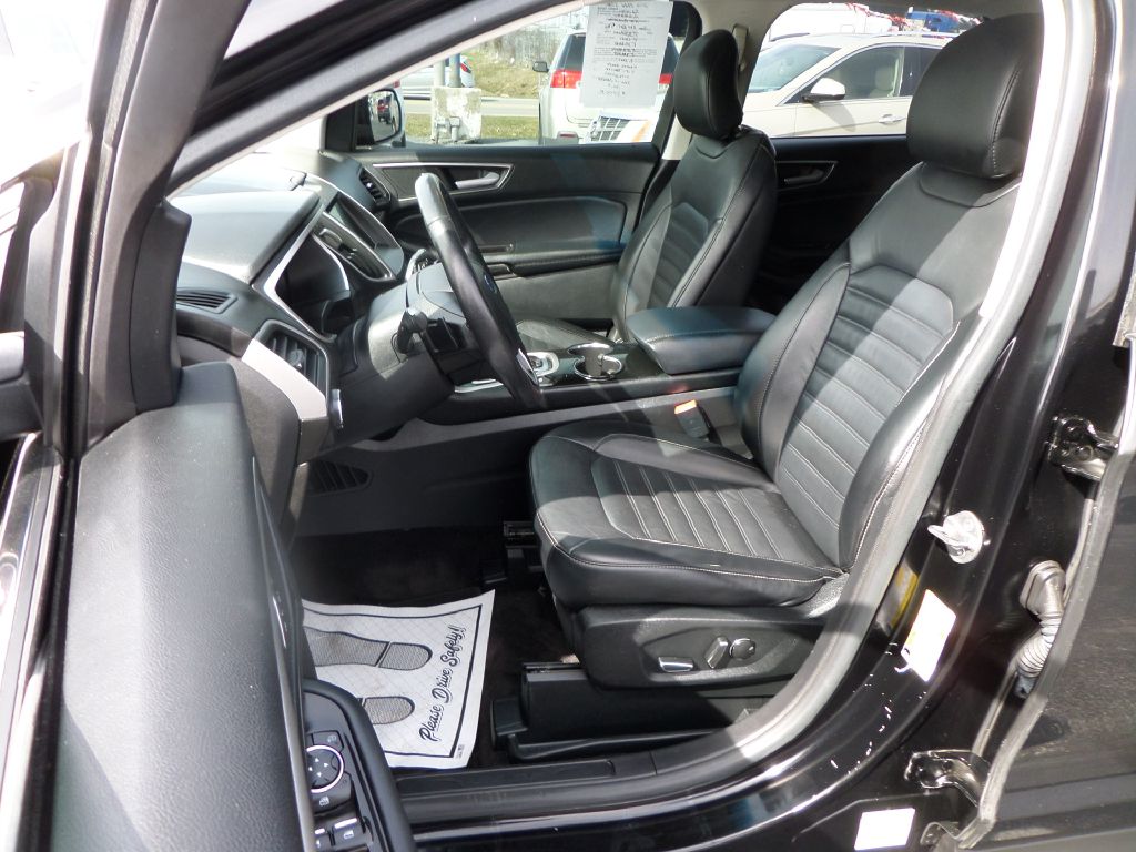 Photo 9 of this FORD EDGE