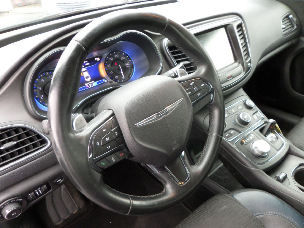 Photo 3 of this CHRYSLER 200