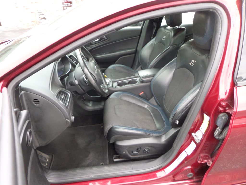 Photo 13 of this CHRYSLER 200