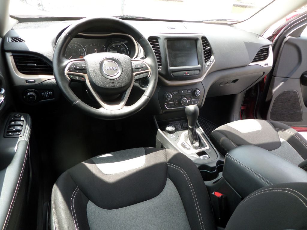 Photo 17 of this JEEP CHEROKEE