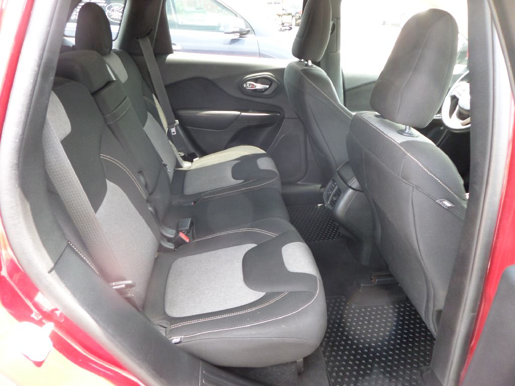Photo 9 of this JEEP CHEROKEE