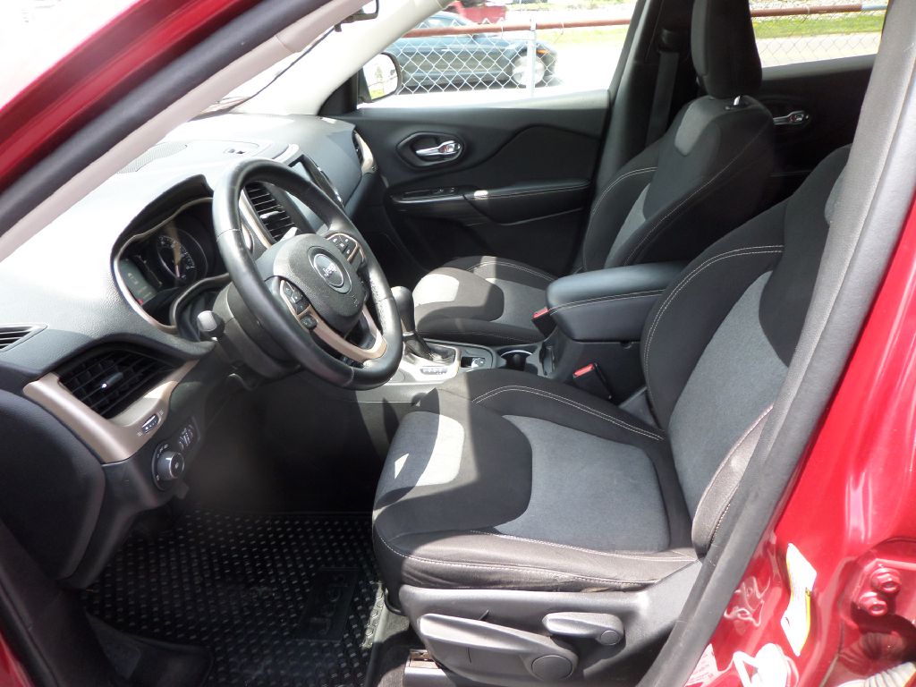 Photo 3 of this JEEP CHEROKEE