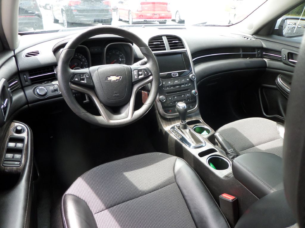 Photo 3 of this CHEVROLET MALIBU