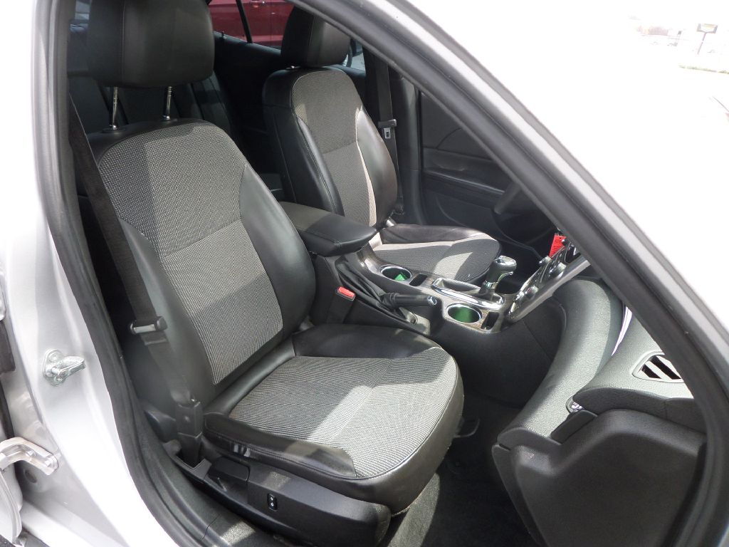Photo 6 of this CHEVROLET MALIBU