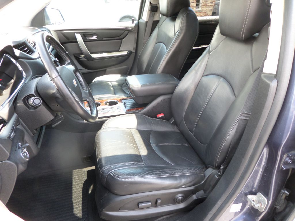 Photo 3 of this CHEVROLET TRAVERSE