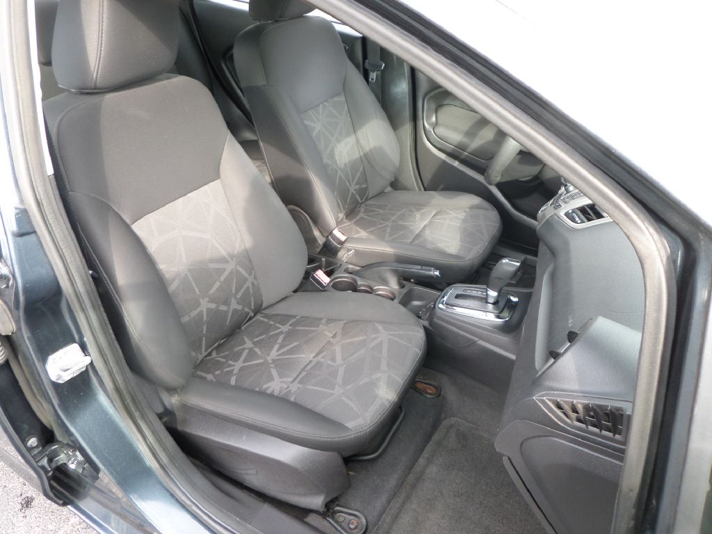 Photo 3 of this FORD FIESTA