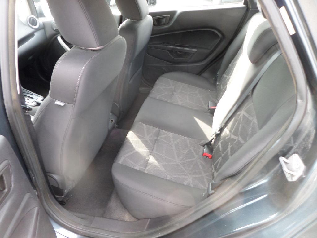 Photo 9 of this FORD FIESTA