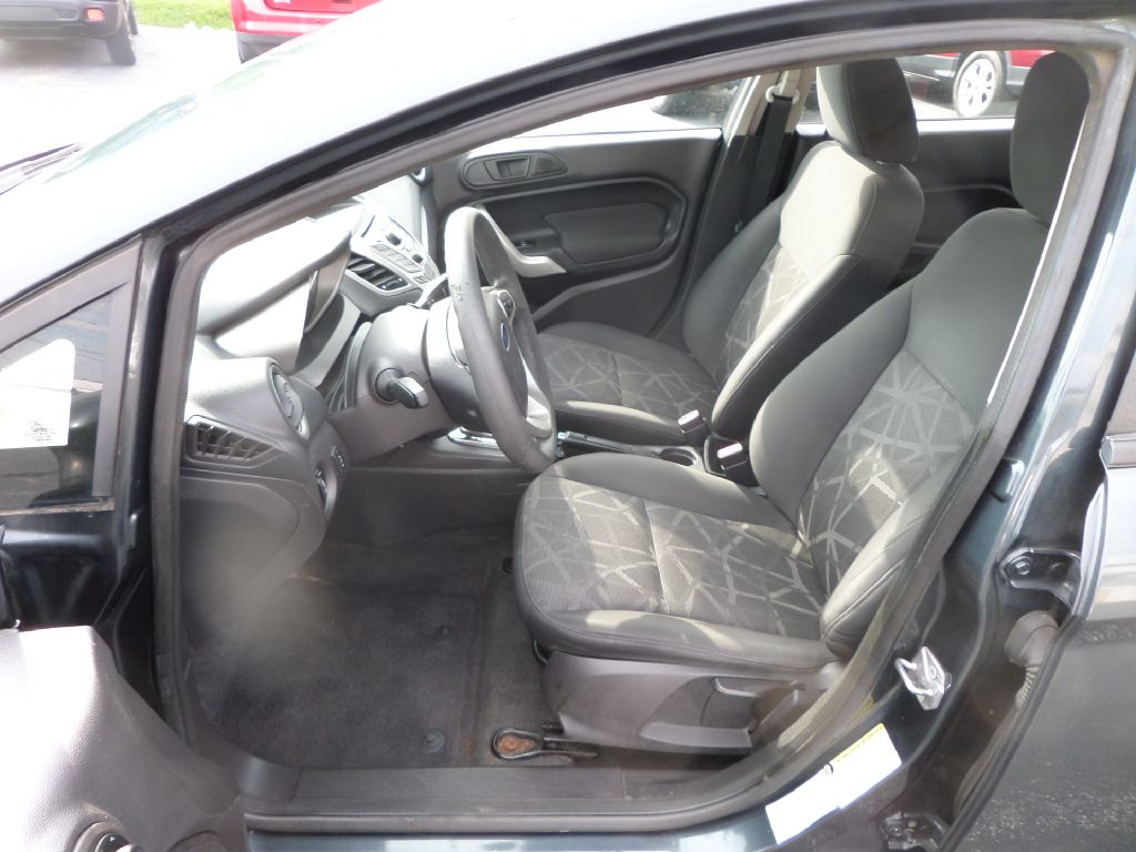 Photo 12 of this FORD FIESTA