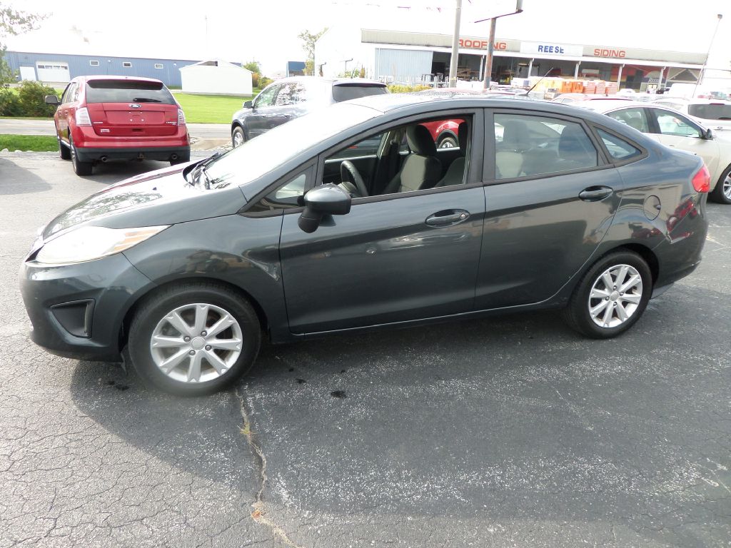 Photo 2 of this FORD FIESTA