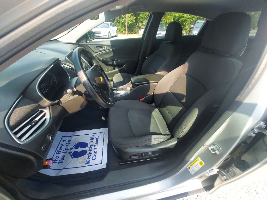 Photo 13 of this CHEVROLET MALIBU