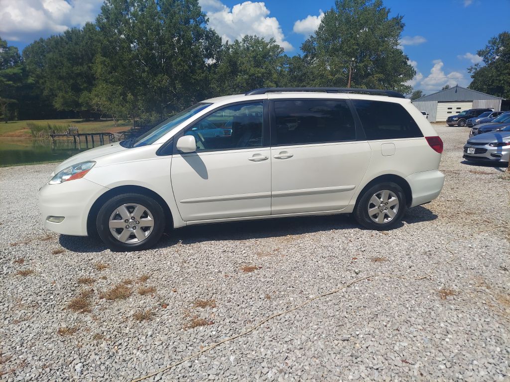 Photo 2 of this TOYOTA SIENNA
