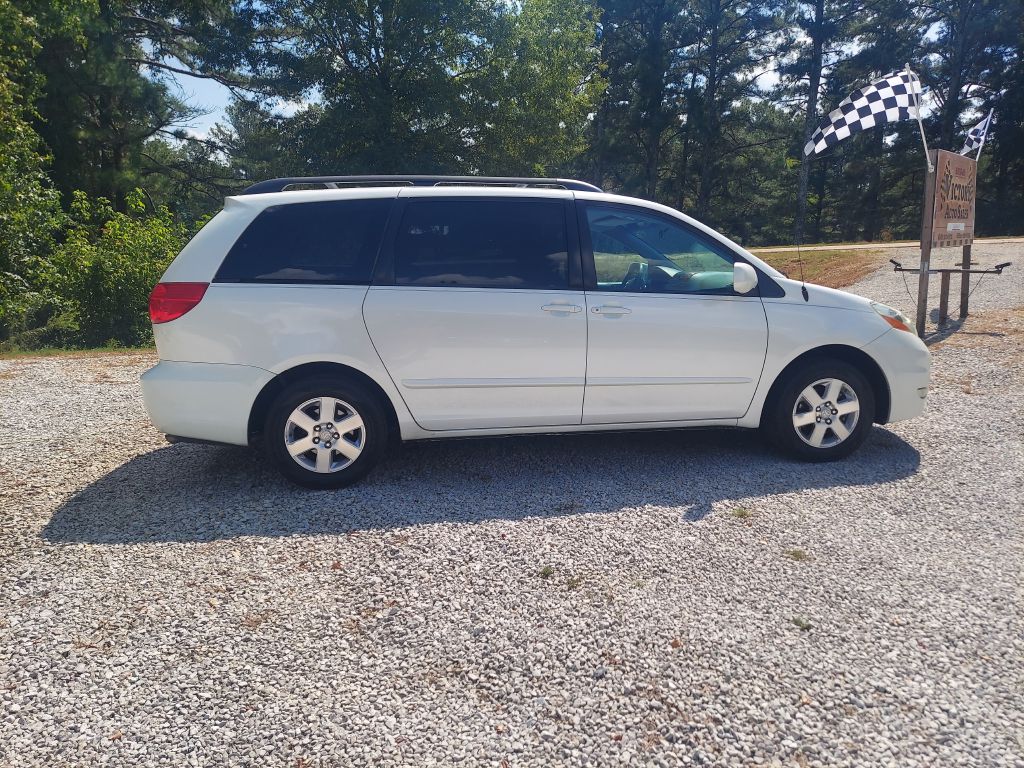 Photo 6 of this TOYOTA SIENNA