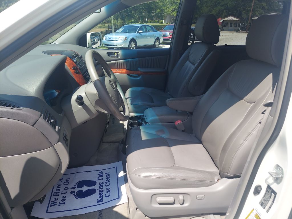 Photo 9 of this TOYOTA SIENNA
