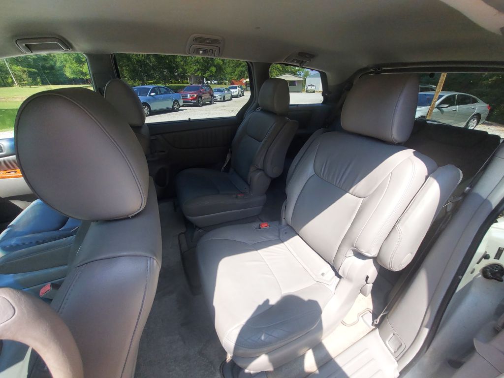 Photo 10 of this TOYOTA SIENNA