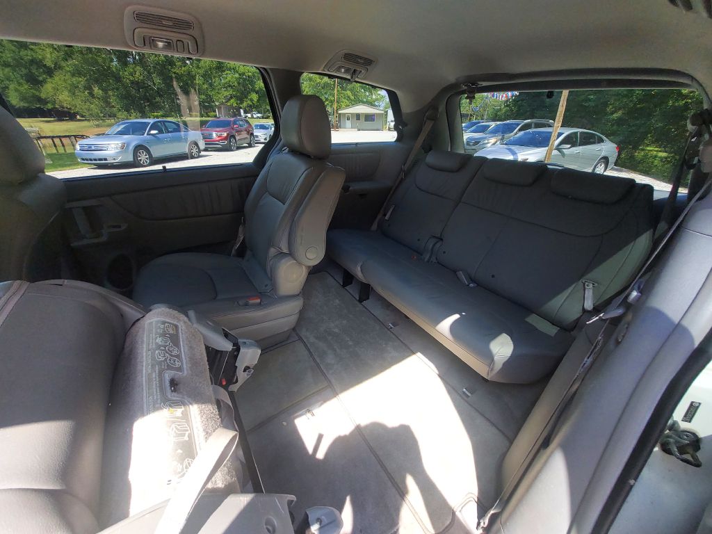 Photo 11 of this TOYOTA SIENNA