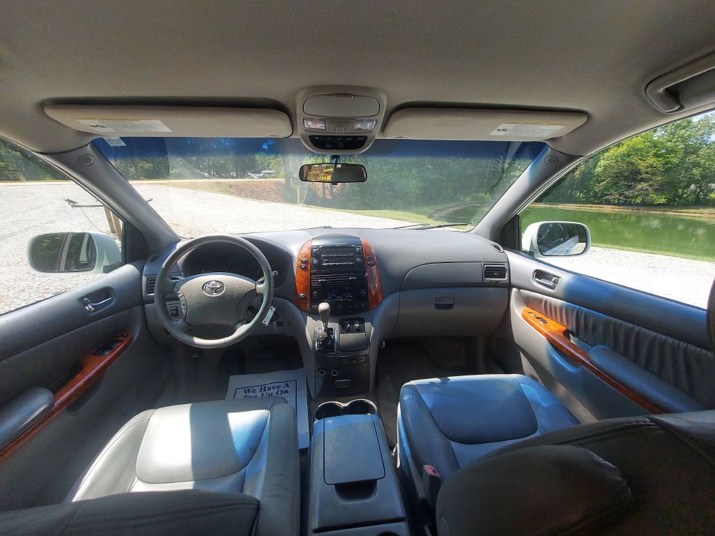 Photo 8 of this TOYOTA SIENNA