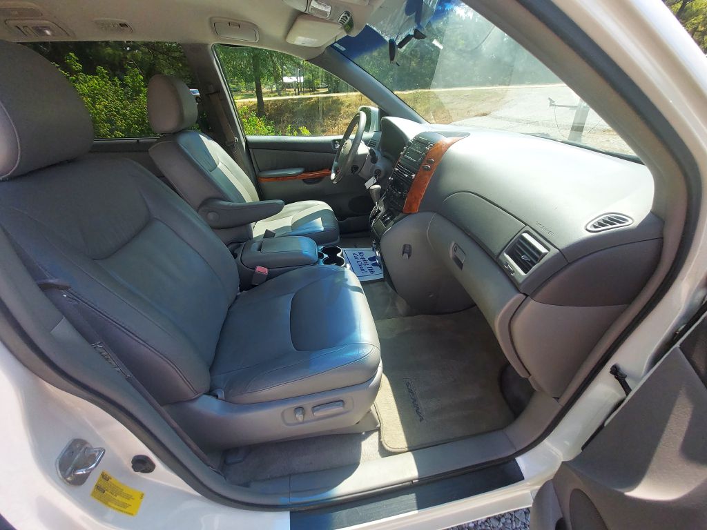 Photo 12 of this TOYOTA SIENNA