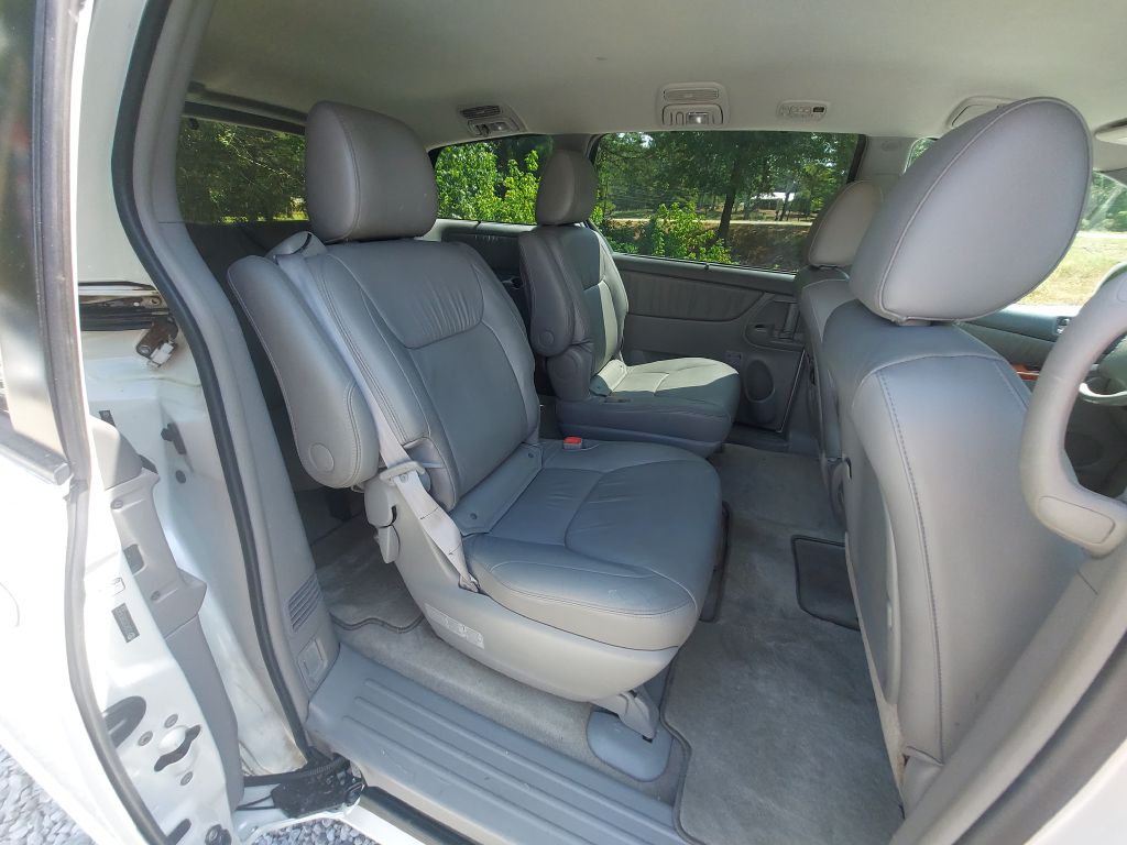 Photo 13 of this TOYOTA SIENNA