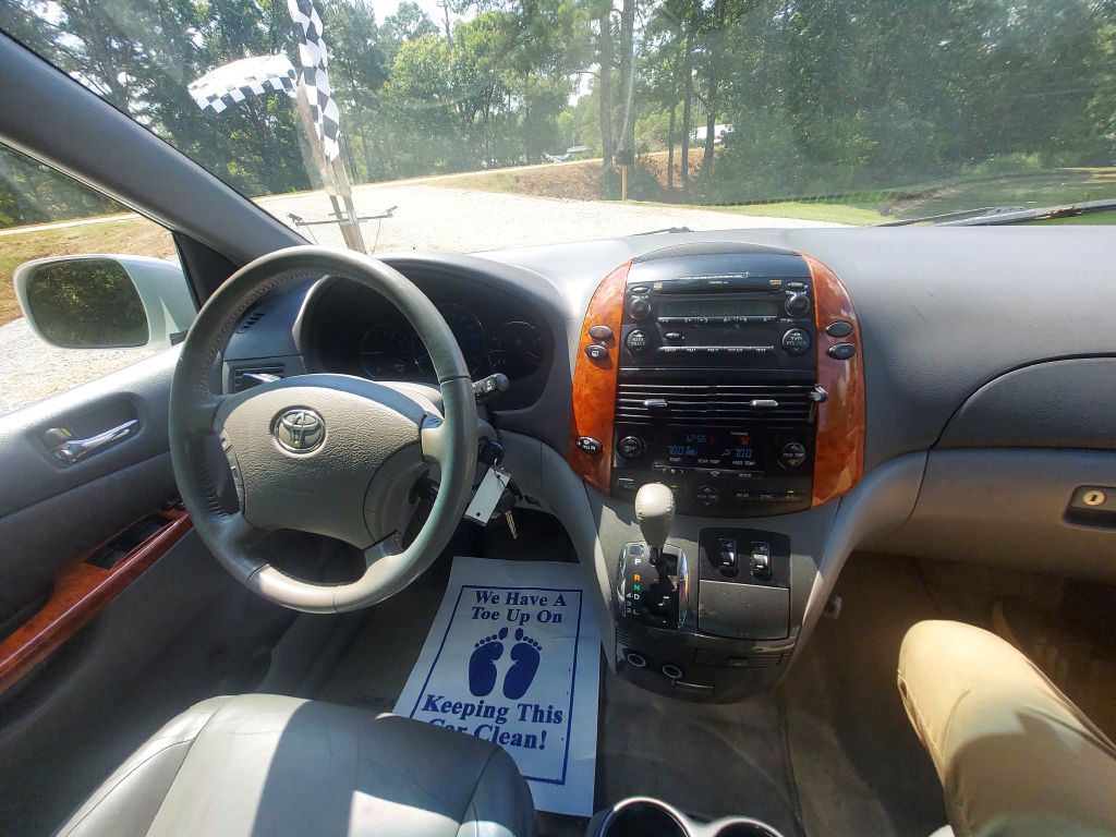 Photo 14 of this TOYOTA SIENNA