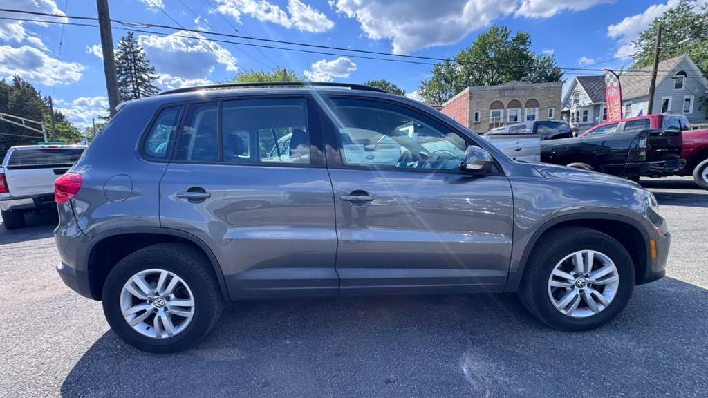 Photo 8 of this VOLKSWAGEN TIGUAN
