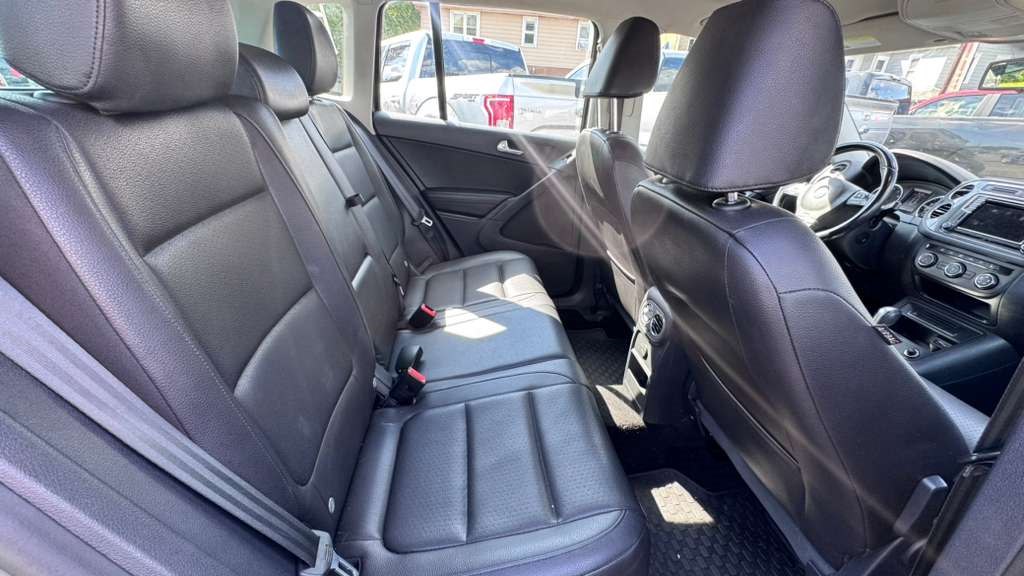 Photo 13 of this VOLKSWAGEN TIGUAN