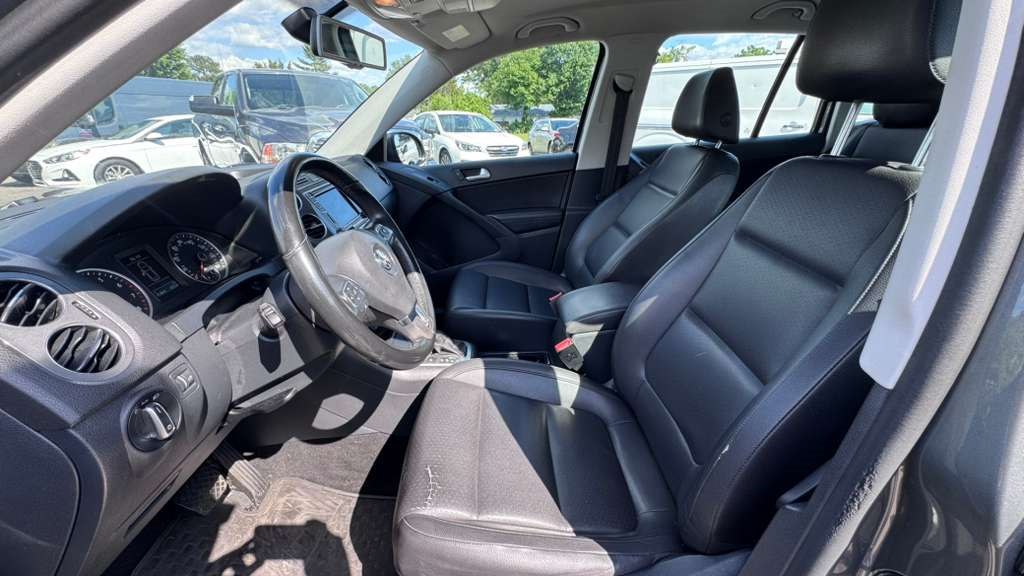 Photo 10 of this VOLKSWAGEN TIGUAN