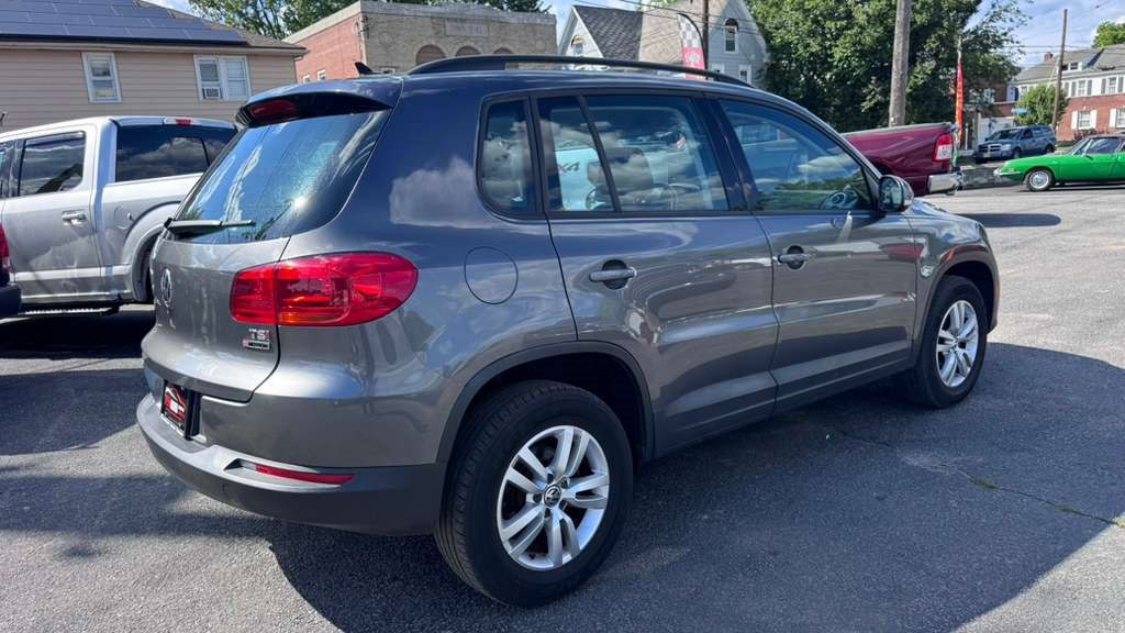 Photo 6 of this VOLKSWAGEN TIGUAN